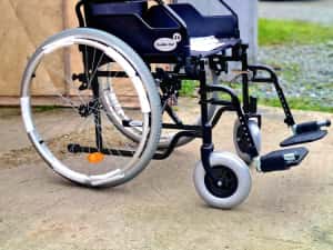 Carut cu rotile pentru persoane cu dizabilități sau handicap Nouu