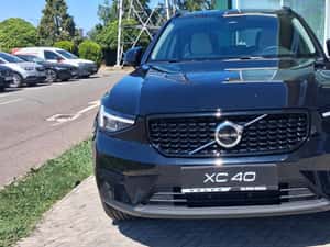 Volvo XC40 Plus Dark Automată 163 HP Benzină — miniatura 2