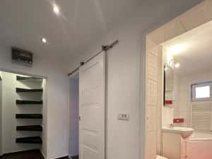 Etajul 1 .. zona Dacia .. 3 camere .. 93900 euro