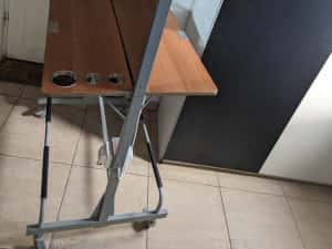 Vând posturi duble pentru școală coafor