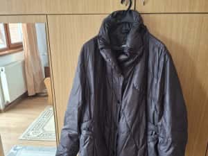 Geaca matlasata cu capse si fermoar