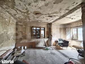 Casa renovabila central, aproape de Magheru, curte comuna, teren — miniatura 4