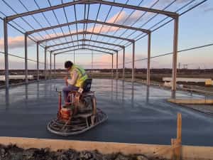 Finisare beton cu elicopter și cuart in curte - industrial