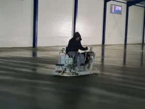 Finisare beton cu elicopter și cuart in curte - industrial — miniatura 5