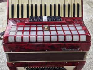 Vând acordeon Parrot cu 80 de basi rosu — miniatura 1