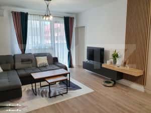 Apartament de vanzare, 3 camere, 2 bai, garaj + boxa, zona Subcetate