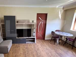 Vand apartament cu doua camere, la etajul 1, in zona Lama