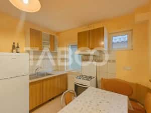 Apartament decomandat de vanzare 3 camere balcon parcare si curte
