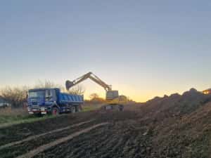 Pamant negru vegetal, utilaje pentru Nivelare excavator buldoexcavator — miniatura 7