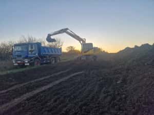 Pamant negru vegetal, utilaje pentru Nivelare excavator buldoexcavator — miniatura 8