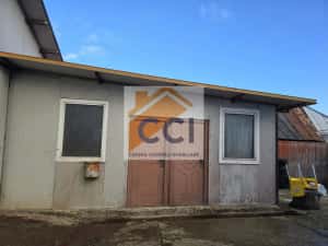 Se oferă spre vânzare / închiriere clădire cu spațiu comercial — miniatura 4