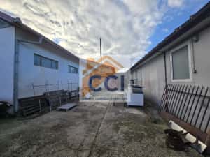 Se oferă spre vânzare / închiriere clădire cu spațiu comercial — miniatura 7