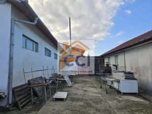 Se oferă spre vânzare / închiriere clădire cu spațiu comercial — miniatura 9