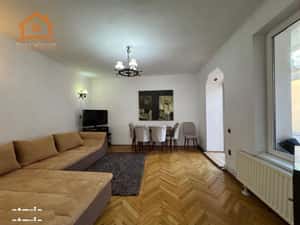 Apartament la casa, cu 3 camere, semidecomandat, zona centrala, str. S