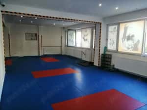 Închiriez spațiul comercial, 83 mp, 850 euro.