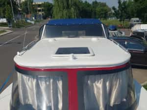 Vând barca cabinata cu motor și peridoc