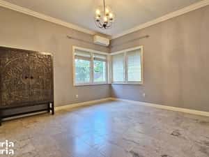 Apartament modern in vila, curte proprie, garaj, Centru — miniatura 3