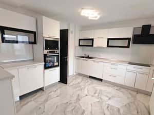 Decebal - Apartament 4 camere / Renovat complet/ Decomandat — miniatura 3