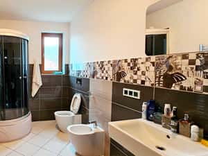 Casa High-Tech cu design futurist, Piatra Neamt — miniatura 3