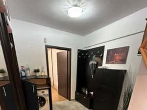 Inchiriez apartament 50 mp cu balcon mare.
