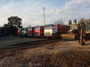 Inchiriere autobasculante 8x4 si excavator pe senile 24T
