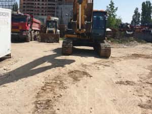 Inchiriere autobasculante 8x4 si excavator pe senile 24T — miniatura 7