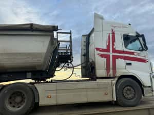 Ansamblu basculabil Volvo FH EEV 500 an 2013 + semiremorcă basculabilă Schmitz 2017 — miniatura 4