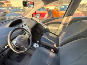 Toyota Yaris Automata 1.3 benzina ! Stare impecabila mecanic si estetic ,itp nou 06 2027 ! — miniatura 4