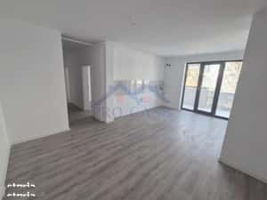Apartament cu 3 camere, etaj 1, bloc nou, parcare, Centru — miniatura 2