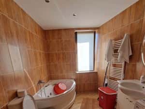 De inchiriat apartament cu 3 camere, decomandat, 2 bai si balcon — miniatura 5