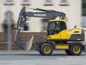 Inchiriem excavator 17,5 tone pneuri, senile, 8 tone senile