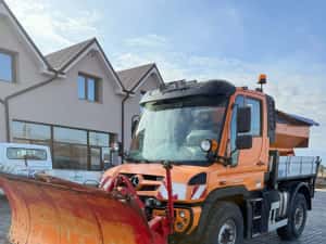 Mercedes-Benz Unimog echipat cu lama de zăpadă si sararita