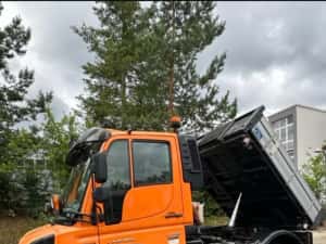 Mercedes-Benz Unimog echipat cu lama de zăpadă si sararita — miniatura 3