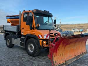 Mercedes-Benz Unimog echipat cu lama de zăpadă si sararita — miniatura 6
