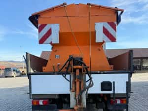 Mercedes-Benz Unimog echipat cu lama de zăpadă si sararita — miniatura 7