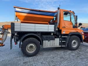 Mercedes-Benz Unimog echipat cu lama de zăpadă si sararita — miniatura 8
