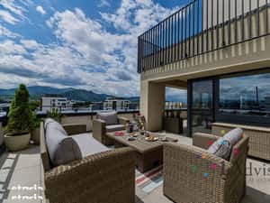 Penthouse Exclusivist cu Terasă Panoramică și Jacuzzi – Coresi Brașov