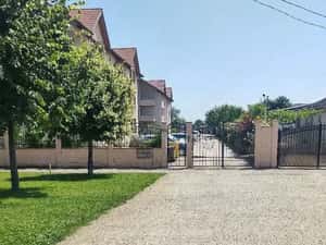 Vând ap.  3 camere, zonă foarte bună,    Micălaca , parcare în curte