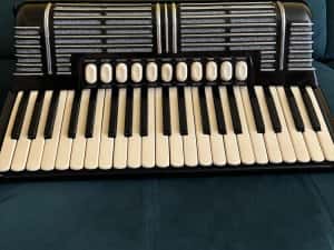 Acordeon Hohner Morino IV N 2+2 de 120 bași!! — miniatura 4