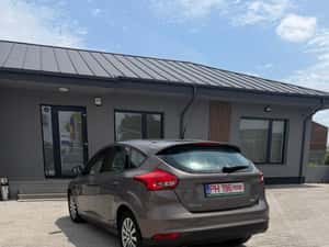 Vând Ford Focus Hatchback — miniatura 3