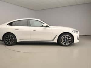 BMW i4 2023, 114.000 km, Electric, 34.931 EUR — miniatura 4