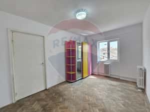 Vand apartament Semidecomandat, 60 mp Etaj 1 • Lugoj Timis — miniatura 2