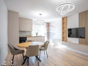 Apartament cu 2 camere de închiriat + parcare subterană în Tractorul — miniatura 1