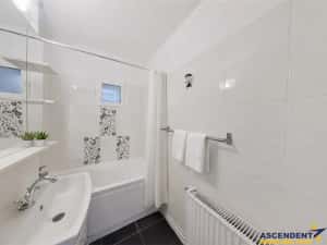 Apartament 3 camere, decomandat, cu 2 bai, etaj 1, Bartolomeu, Brasov — miniatura 4