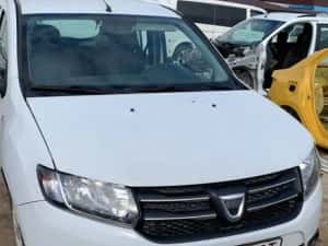 vand dacia sandero 2014 avariata motor 1,2 benzinz 134 mii km masina porneste sfert