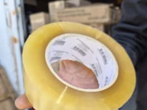 Scotch lat 200M.Lipeste bine.Nu se rupe!Rezista la frig.Import direct.Prinde pe carton cu praf.