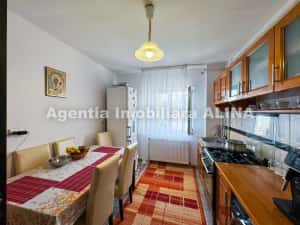 Apartament 2 camere in Deva, Bld. Decebal, 49 mp, decomandat, etaj 5, mobilat si utilat... — miniatura 4