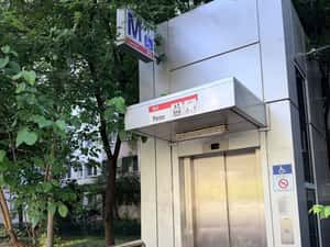 Apartament 2 camere cu metrou in fata scarii.