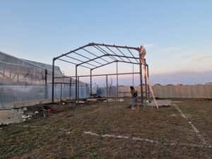 Hala metalica 8x25x4m închisă cu panouri sandwich. Asigur transport si — miniatura 6