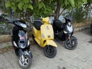 Detin 3 bucati , pret pe bucata , RAR efectuat !! Scutere 25kmh , benzina 2019 , 2010 , 2007!!!  49cc, 4 timpi , Fara permis 25 kmh pe cartea RAR!!